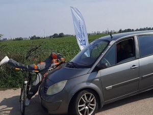 V Hrnčiarovciach nad Parnou natáčali simulovanú zrážku cyklistu s autom