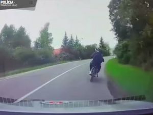 Utekali pred políciou na motorke bez značiek, mladík nemal ani vodičák