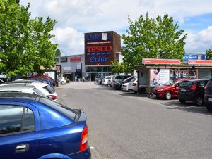 Parkovisko pred Tescom je cez deň plné, supermarket hľadá riešenie situácie