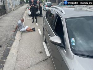 V Trnave zastavili policajti vodiča, ktorý nedokázal stáť na vlastných nohách