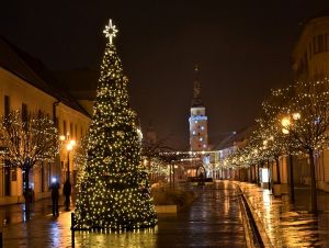 FOTO: Centrum Trnavy je po zotmení vianočne vysvietené