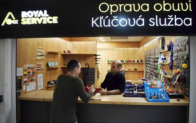 V City Arene otvorili prevádzku na opravu obuvi, výrobu kľúčov a brašnárske práce
