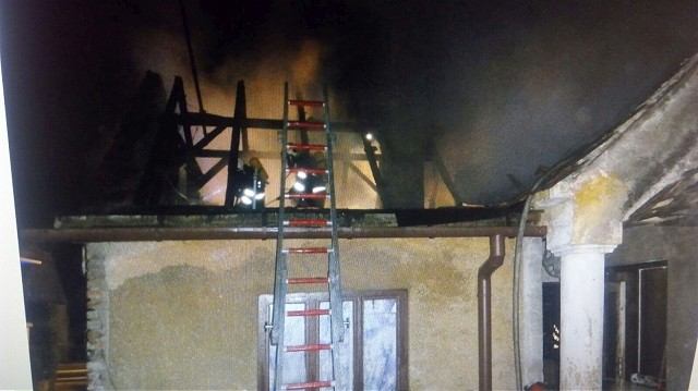 V Trstíne horel dom, požiar súvisí s drevenou hradou v komíne