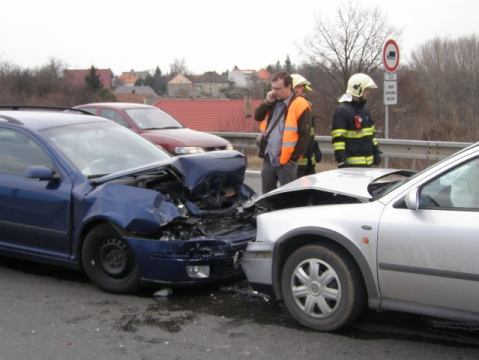 Zrazili sa Octavie, hasiči a zdravotníci ratovali štyroch ľudí