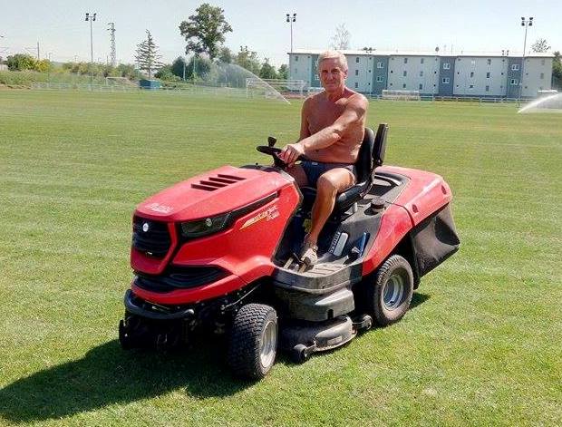 Majster svojho remesla! Trávnikára v Červeníku nezaskočí ani upršaný festival