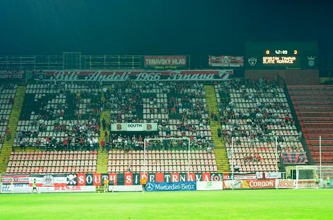 Fans Spartaka napadli vlastných hráčov a poškodili dve autá