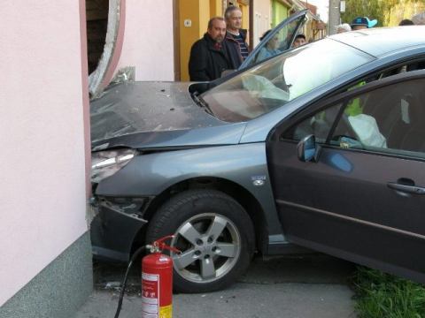 Pokračujte rovno cez kuchyňu a v kúpeľni odbočte doľava