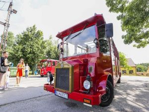 Smolenické fčely budú voziť turistov zo stanice na zámok a k jaskyni Driny