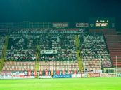 Fans Spartaka napadli vlastných hráčov a poškodili dve autá