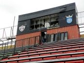 Na južnej tribúne futbalového štadióna demontujú svetelnú tabuľu