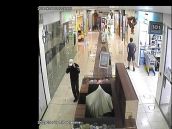Polícia pátra po mužovi, ktorý chcel so zbraňou lúpiť v nákupnom centre