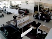 Muž je podozrivý z krádeže priamo v predajni automobilov