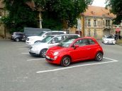 Koniec parkovaniu na divoko pri Námestí sv. Mikuláša, plochy pre automobily presne vyznačili