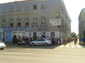 Fanúšikovia čakajú na lístky na otvárací zápas City Areny už hodiny pred spustením predaja