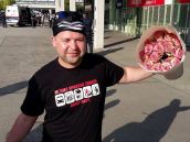Vo Viedni je asi dvetisíc fanúšikov Spartaka, policajtkám ponúkal jeden z nich kvety