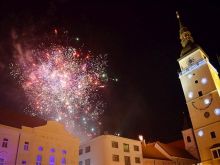 FOTO + VIDEO: Koncoročný ohňostroj si užilo v Trnave zaplnené námestie