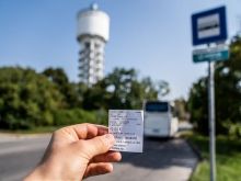 Koľko reálne stojí preprava? Na lístkoch z prímestských autobusov je finančné porovnanie