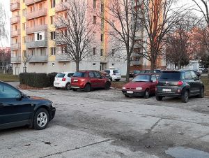 Poslanci rozhodli: Na Spartakovskej zavedú od marca rezidentské parkovanie