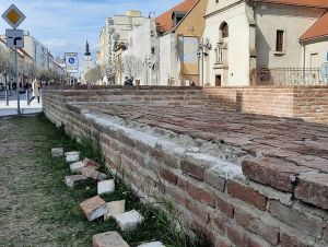 Dolná brána dlho nevydržala nepoškodená, vypadávajú z nej tehly