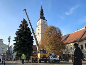FOTO: Do Trnavy prichádza advent, na námestí už stojí vianočný strom