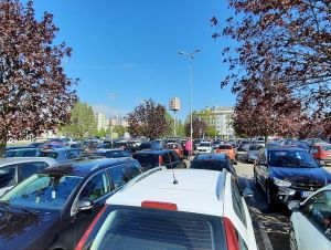 Kaufland robí kroky, aby zamedzil dlhodobému parkovaniu áut na Clementisovej