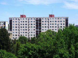 Nedostatky viacerých panelákov na sídliskách komplikujú život obyvateľom
