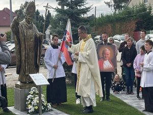 V Bielom Kostole majú novú dvojmetrovú sochu svätého Jána Pavla II.