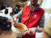 Zamestnanci charity idú do ulíc šíriť osvetu o svojej práci