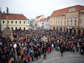 FOTO: Za slušné Slovensko sa postavilo na Trojičnom námestí viac ako dvetisíc ľudí