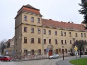 Pozor na hlavy, hrozí padanie strešnej krytiny! Chodník pri historickej budove prekryjú