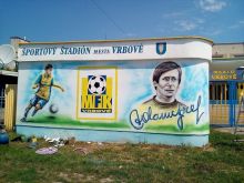 Pocta rodákovi: Na štadióne vo Vrbovom pribudla podobizeň Jozefa Adamca