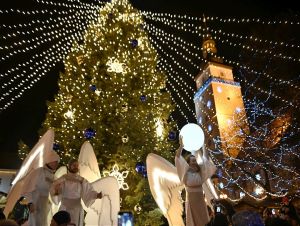 FOTO: Adventné trhy v Trnave sú otvorené, asistovali pri tom aj anjeli