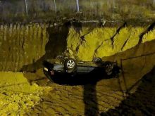Nehoda pri Arborii: Vozidlo po zrážke spadlo do jamy na stavenisku