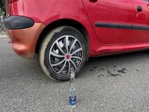 Policajti zastavili v Šípkovom muža na aute, chcel si pred nimi odpiť z vodky