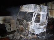 Vo Vlčkovciach horelo nákladné auto, zvedavé prasce sa popálili