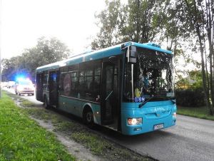 Stará pani nešťastne spadla v autobuse, vážne si zranila hlavu