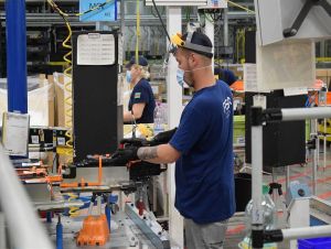 Trnavská automobilka sa s odbormi nedohodla, zamestnancom ponúkne riešenie