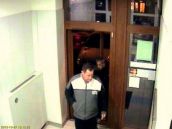 POLÍCIA VARUJE: Buďte opatrní pri výbere peňazí z bankomatu!