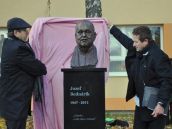 Joženko … vačšá sláva nebude! Režišérovi Bednárikovi odhalili v rodnom Zelenči bustu