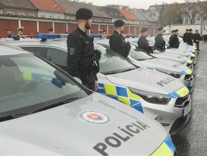 Trnavskí policajti dostali prvé vozidlá v nových žlto – modrých farbách
