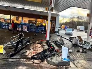 Hrôza na čerpačke v Červeníku, mladý vodič zdemoloval stojan na palivo