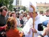 Veriaci si pripomenú vysviacku Róberta Bezáka, venujú mu svätú omšu