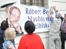 Výročie odvolania Róberta Bezáka si veriaci pripomenú pred katedrálou
