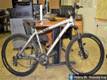 Cyklista v Hlohovci narazil do kočíka, z miesta utiekol
