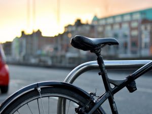 Chystáte sa bicyklovať počas jesene a zimy? Tieto veci by vám nemali chýbať