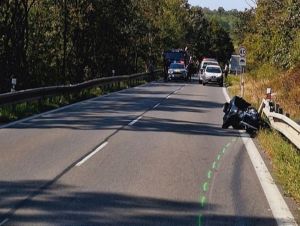 Biela hora je neprejazdná, uzavreli ju pre nehodu motorkára