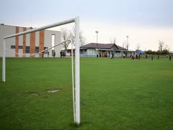 V Bielom Kostole testujú na futbalovom ihrisku, exteriér prilákal aj stovky cezpoľných