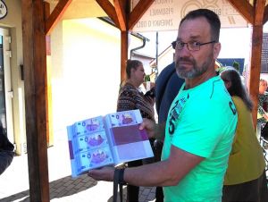 Do Bieleho Kostola prišli zberatelia z celého Slovenska, lákala ich eurobankovka