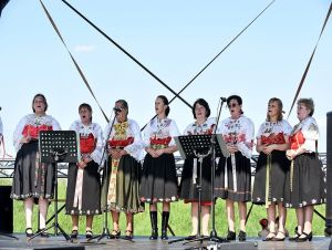 biely_kostol_folklor_251020.jpg