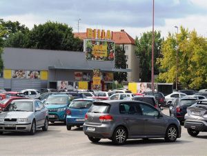 Parkovanie pri Bille na Spartakovskej ulici spoplatní Trnava zrejme až na jeseň